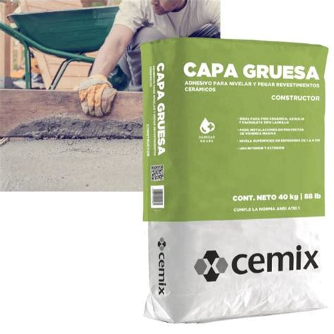 Imagen de un bebé con una capa gruesa de crema de barrera aplicada en la zona del pañal.