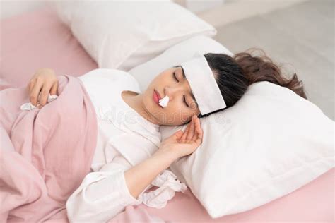Foto de mujer en reposo con manta y té, simbolizando recuperación