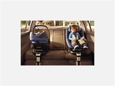 Infografía sobre la correcta sujeción de un niño en una silla de coche con sistema Isofix.