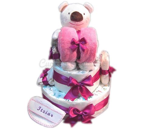 Tarta de pañales decorada con un peluche y pequeños regalos