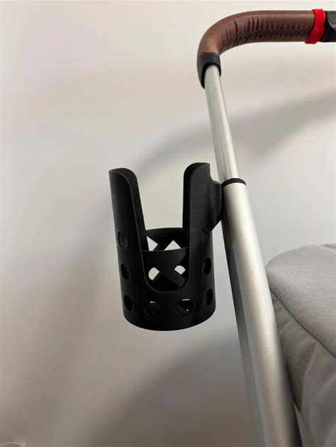 foto de un portavasos Cybex con botella y móvil