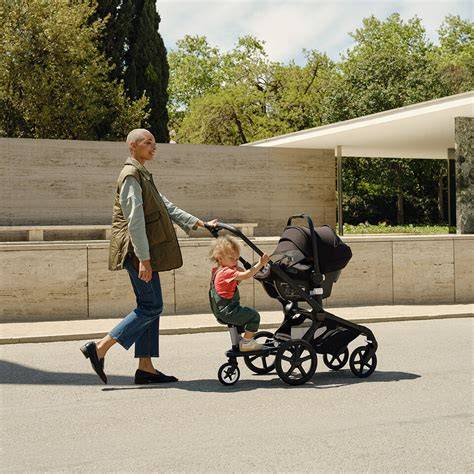 ilustracion de un patinete Cybex acoplado a una silla de paseo con dos niños