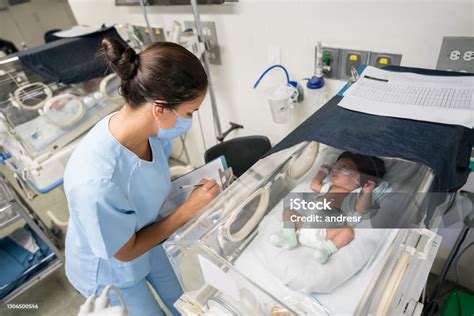 Foto temática: Enfermera cuidando a un recién nacido en una incubadora