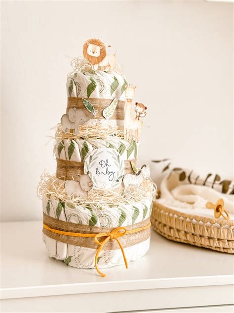 Fotografía de una tarta de pañales decorada con cintas de raso de varios colores, mostrando la textura y el acabado