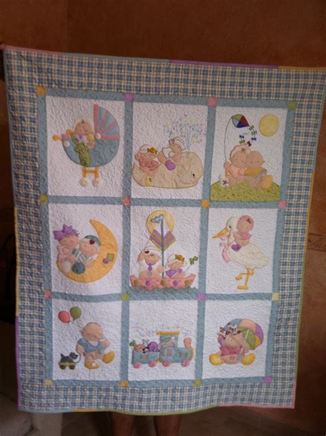 Imagen de una colcha de bebé patchwork con el nombre del bebé bordado o aplicado.