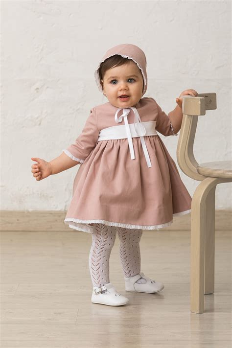 Bebé vestido con ropa de algodón orgánico suave