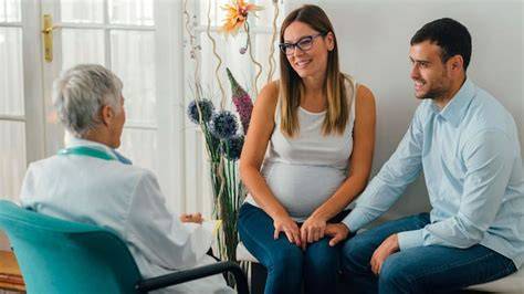 foto de padres recibiendo apoyo psicológico después de una pérdida perinatal