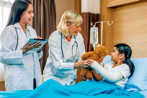 Atención médica especializada en pediatría y neonatología en un entorno hospitalario moderno