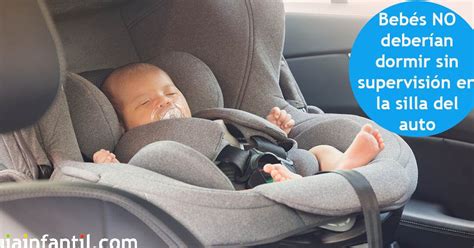Bebé sentado de forma segura en una silla de coche giratoria.