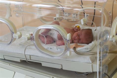 Bebé prematuro en incubadora recibiendo cuidados