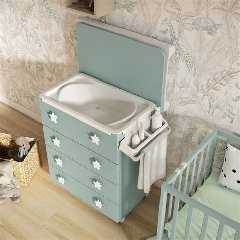 Foto de una bañera cambiador Inglesina en un baño, mostrando sus compartimentos y ruedas