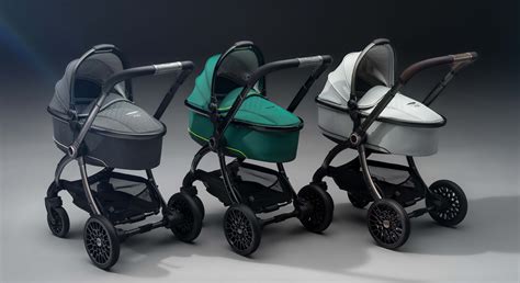 Ilustración comparativa de los sistemas Dúo y Trío de cochecitos de bebé, mostrando el capazo, la silla de paseo y el portabebés.