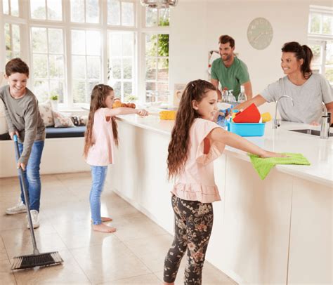 Familia colaborando en tareas domésticas, padres e hijos felices