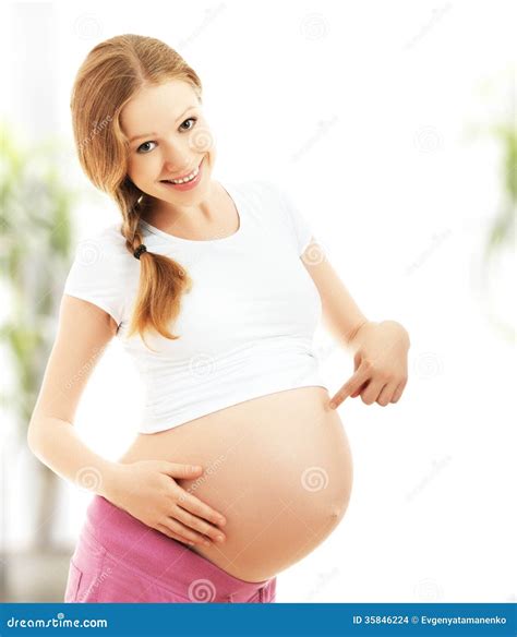 Foto de una mujer embarazada mostrando tranquilidad