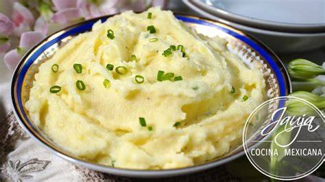 Plato de puré variado con ingredientes coloridos para adultos