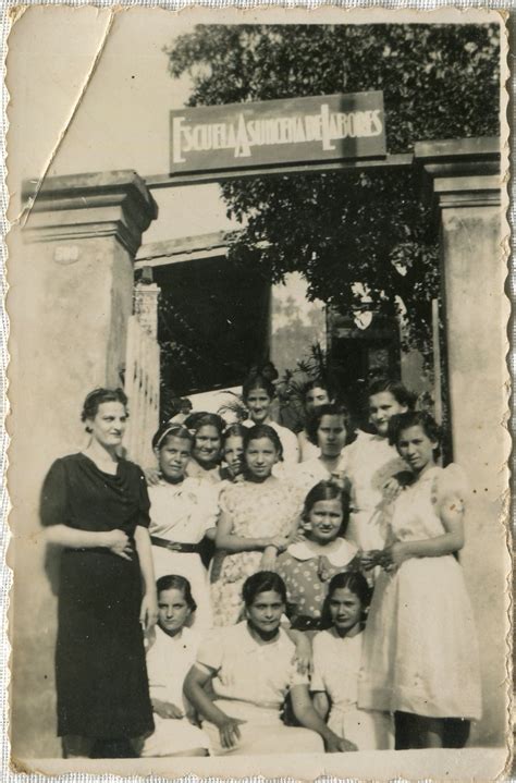 Fotografía antigua de alumnas y profesoras en la Escuela de Matronas