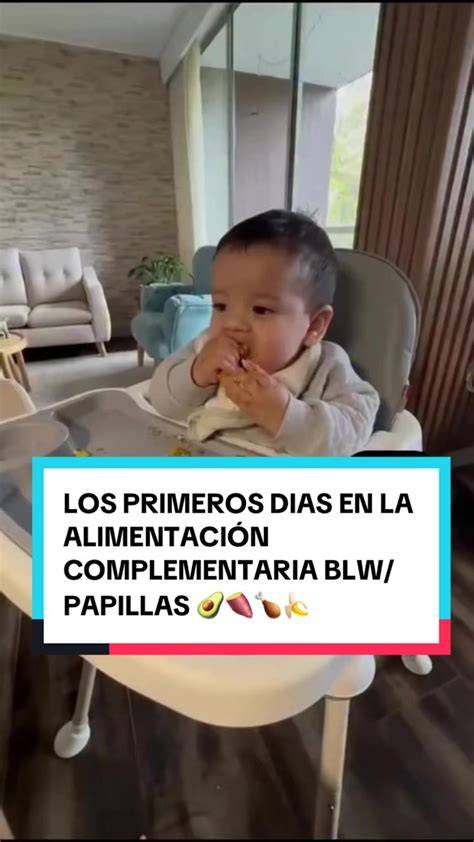 Bebé explorando alimentos con sus manos en el método BLW
