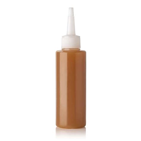 Esquema comparativo entre un biberón de cocina profesional y una aceitera convencional destacando la ergonomía y boquilla cónica.