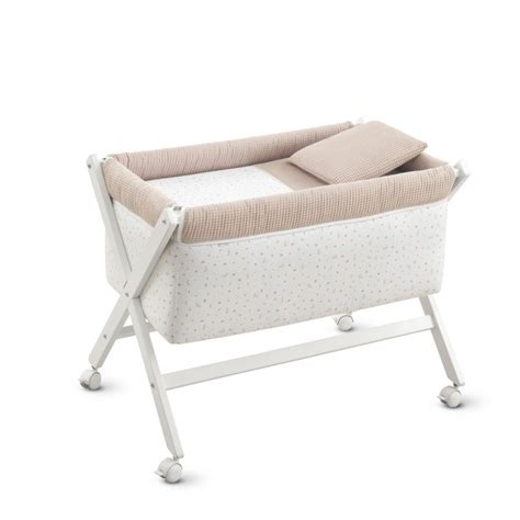 Foto de una minicuna de tijera vestida con textiles blancos personalizados