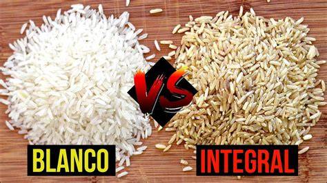 Infografía comparativa de arroz blanco y arroz integral