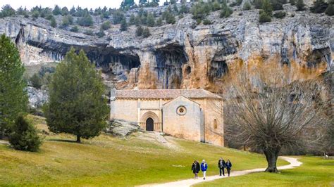 La Ermita de San Bartolomé, joya románica enclavada en el cañón.
