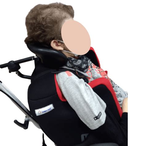 Foto de un niño usando un reposacabezas en una silla de coche