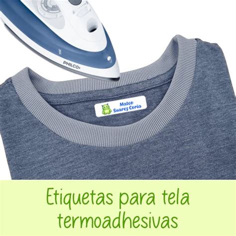 Infografía comparativa entre etiquetas adhesivas, termoadhesivas y sellos personalizados para material escolar