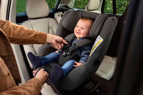 Fotografía de silla de coche a contramarcha instalada correctamente