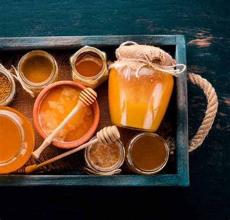 Fotografía de un set de cata con las seis variedades de miel artesanal en tarros de cristal.