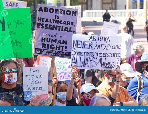 Foto de mujeres manifestándose por los derechos reproductivos