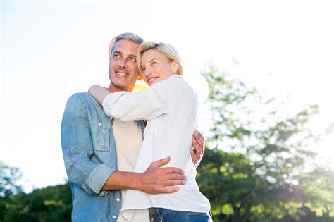 Pareja abrazándose y sonriendo, que representa la conexión y el bienestar emocional