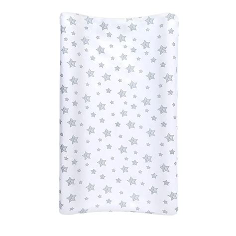 Foto detallada de la funda de cambiador Lucas en color gris con diseño de estrellas colocada sobre un mueble cambiador