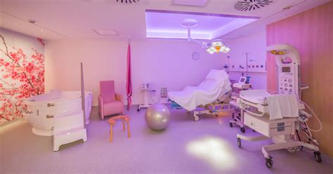 Fotografía de una sala de parto integral diseñada con un ambiente acogedor y luz tenue para favorecer la calma.