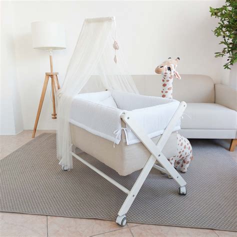 Minicuna terminada y vestida, lista para el bebé