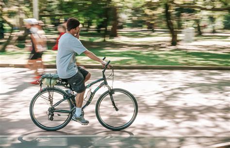 Parque amplio y llano, ideal para que un niño aprenda a andar en bicicleta