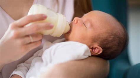 Bebé siendo alimentado con biberón con un diseño ergonómico