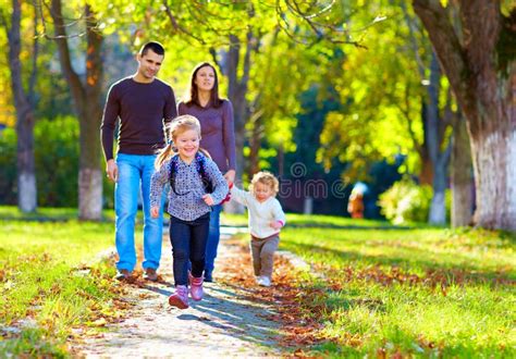 Foto de una familia paseando en un parque con una silla de paseo ligera