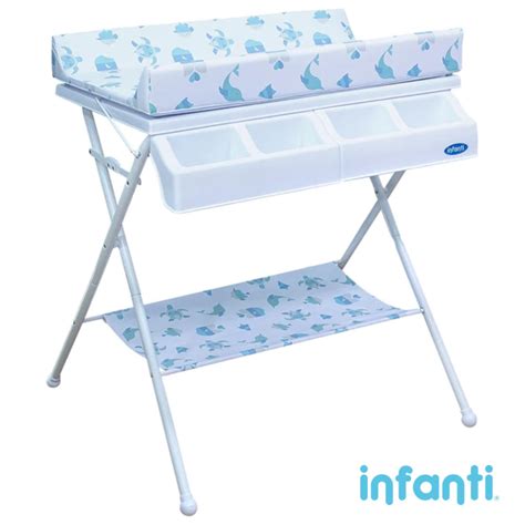 Esquema de una bañera cambiador plegable con patas tipo tijera, mostrando sus compartimentos organizadores y la bañera desmontable.