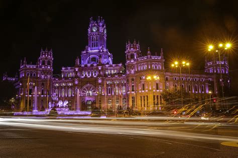 Foto de fachada del Palacio de Cibeles iluminada de púrpura