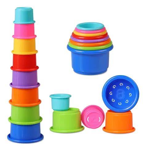 Foto de vasos apilables de juguete y una regadera infantil