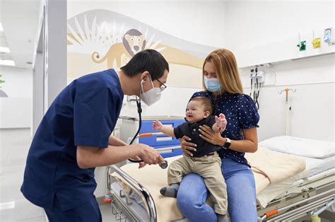 Equipo médico atendiendo a un niño en la sala de urgencias pediátricas