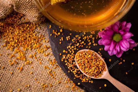 Foto macro de gránulos de polen de abeja con flores difuminadas al fondo
