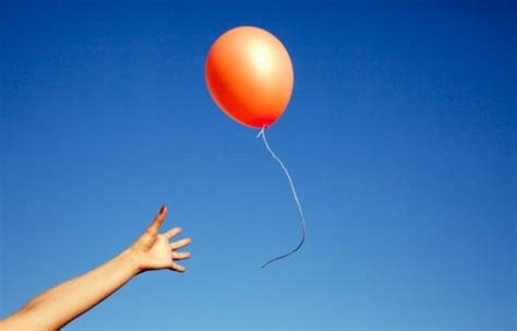foto de una persona soltando un globo o un peso, simbolizando liberación