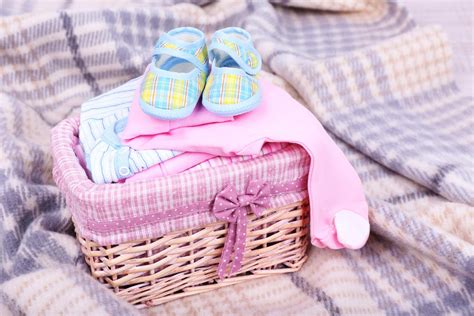Foto de una canastilla de bebé con varios productos esenciales