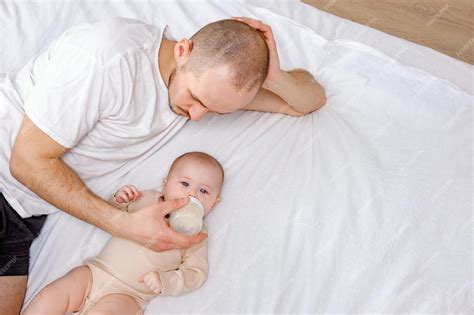 Padre alimentando a un bebé con biberón