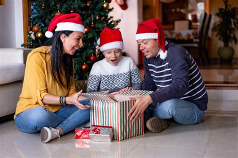 Imagen de padres abriendo regalos para su bebé