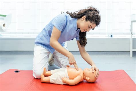 Fotografía de profesionales de la salud realizando una simulación de RCP neonatal