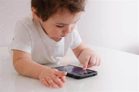 Esquema de un niño usando un teléfono para ilustrar la atención pediátrica telefónica
