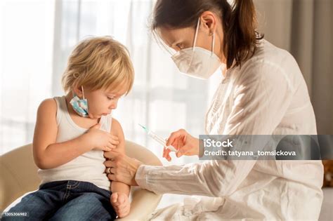 niño recibiendo inyección