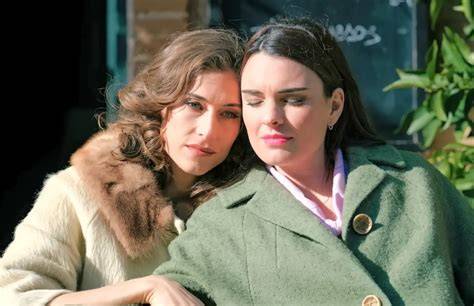Marta y Fina en un momento íntimo